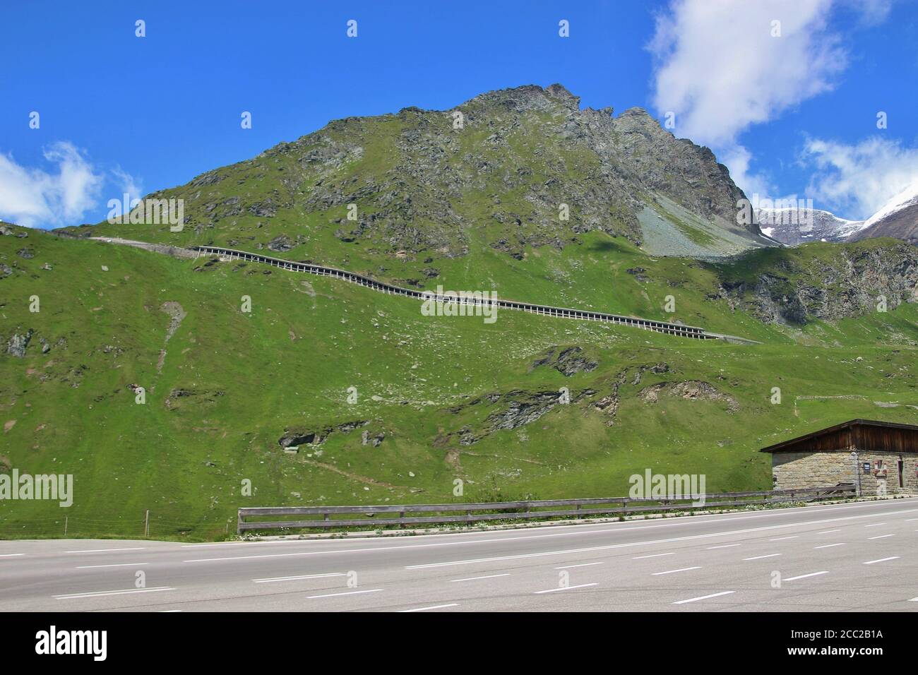 Paesaggio montano e la famosa strada alpina Grossglockner. Hohe Tauern National Park, Austria, Europa. Foto Stock