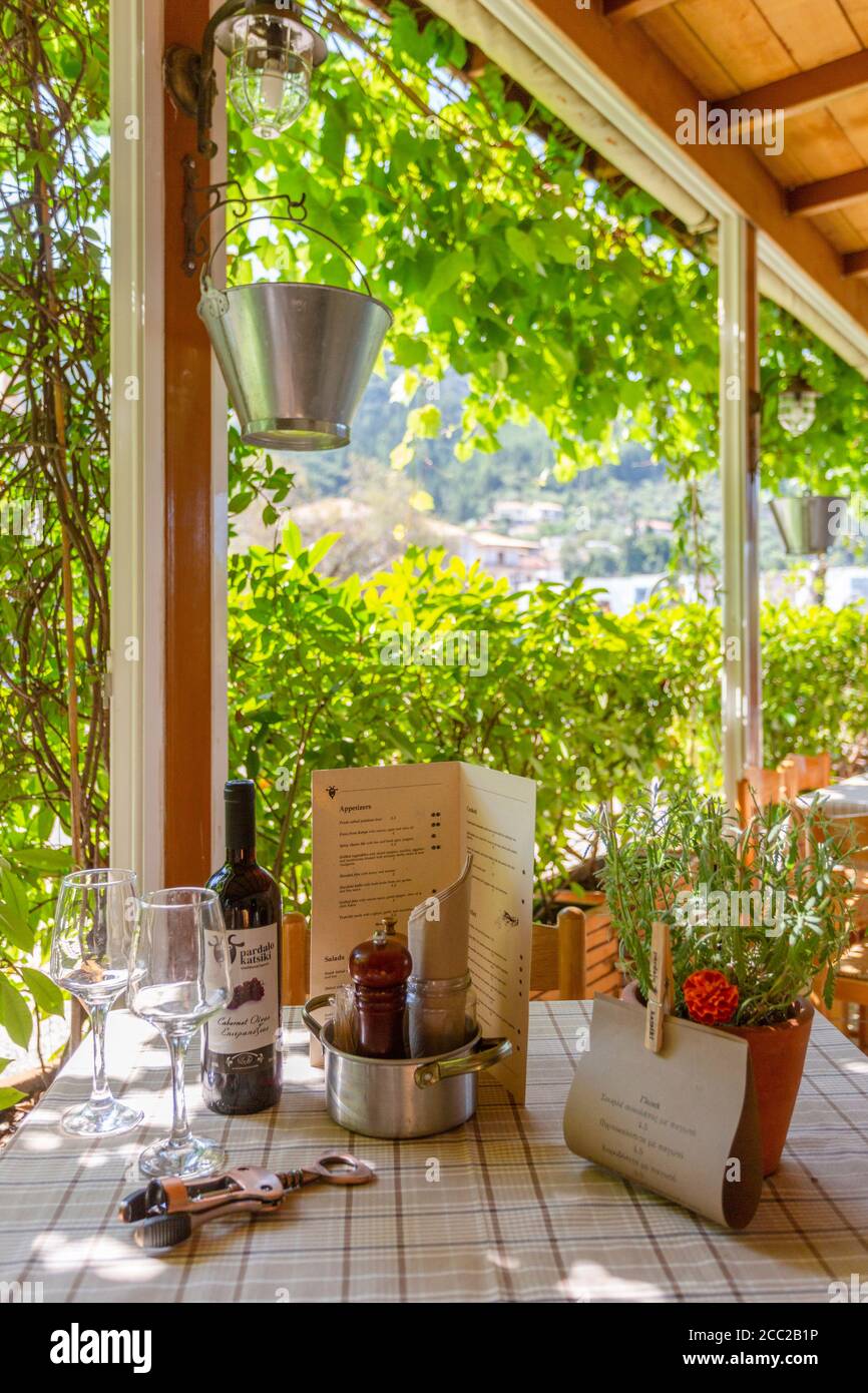 Un tavolo da taverna pronto per il servizio a Karya, Lefkada, Isole IONIE, Grecia Foto Stock