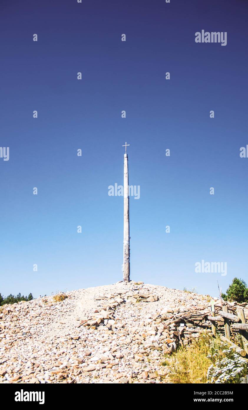 montagna di pietre con croce sulla strada alta a. santiago Foto Stock