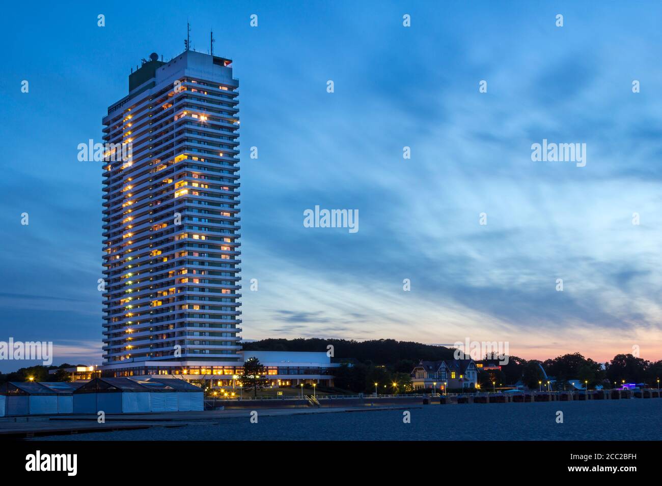 Germania, Lubecca, vista di un alto edificio a beach Foto Stock