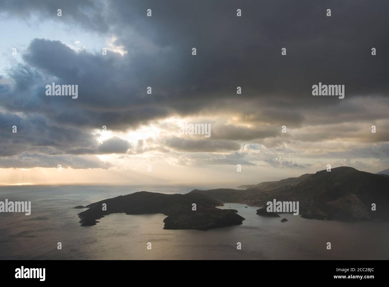La Grecia, Mar Ionio, Itaca, Thunder nuvole sulla battigia Foto Stock