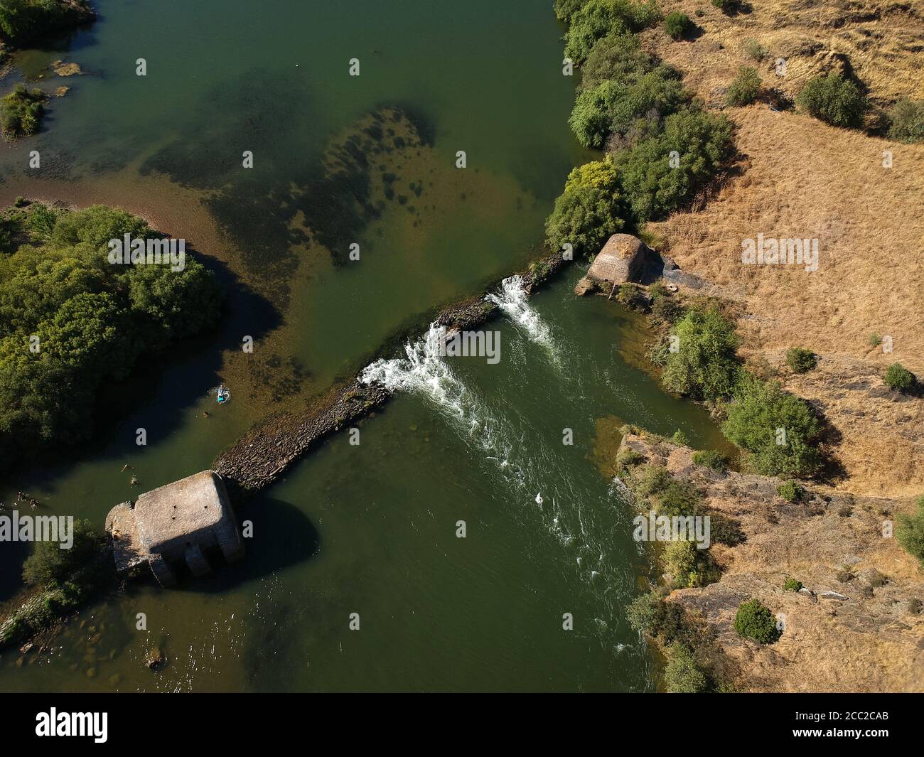 Vista aerea da un fiume con un vecchio mulino ad acqua Guadiana fiume Foto Stock