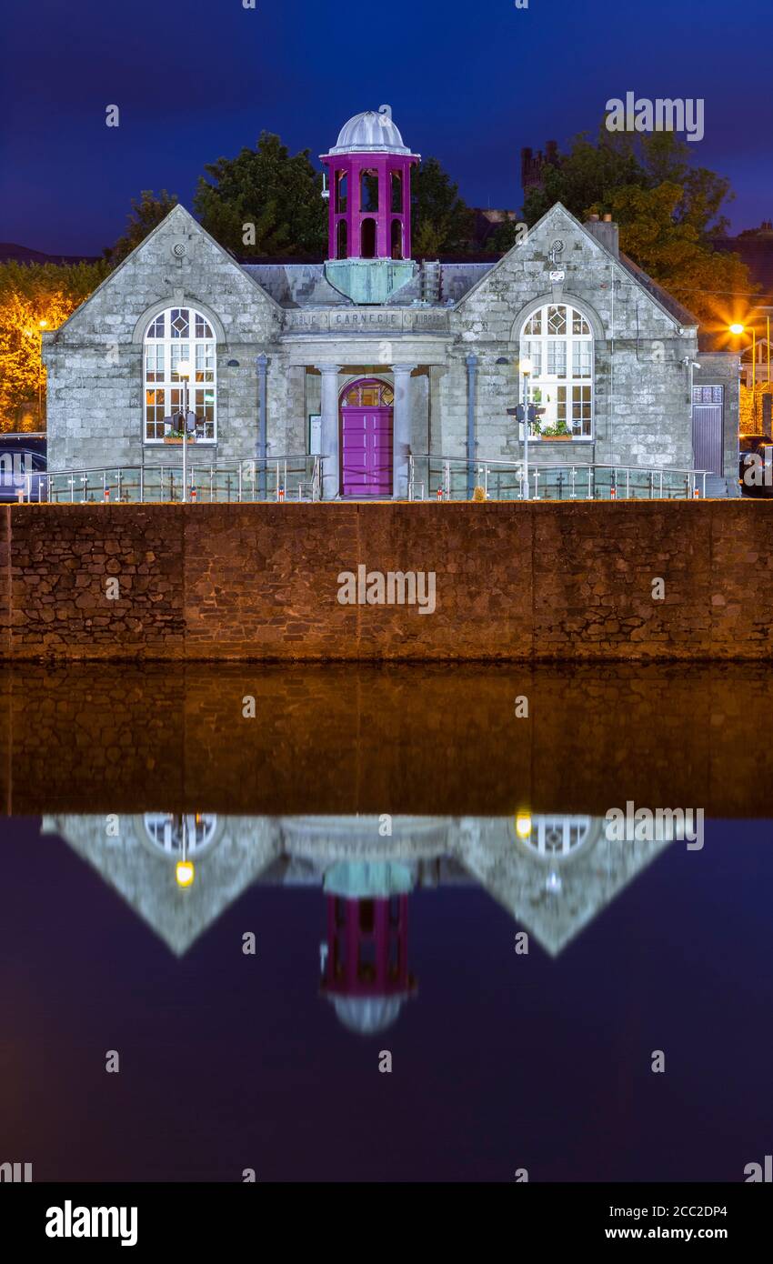 Vista della Kilkenny City Branch Library riflessa nel fiume Nore. Contea di Kilkenny, provincia di Leinster, Irlanda, Europa. Foto Stock