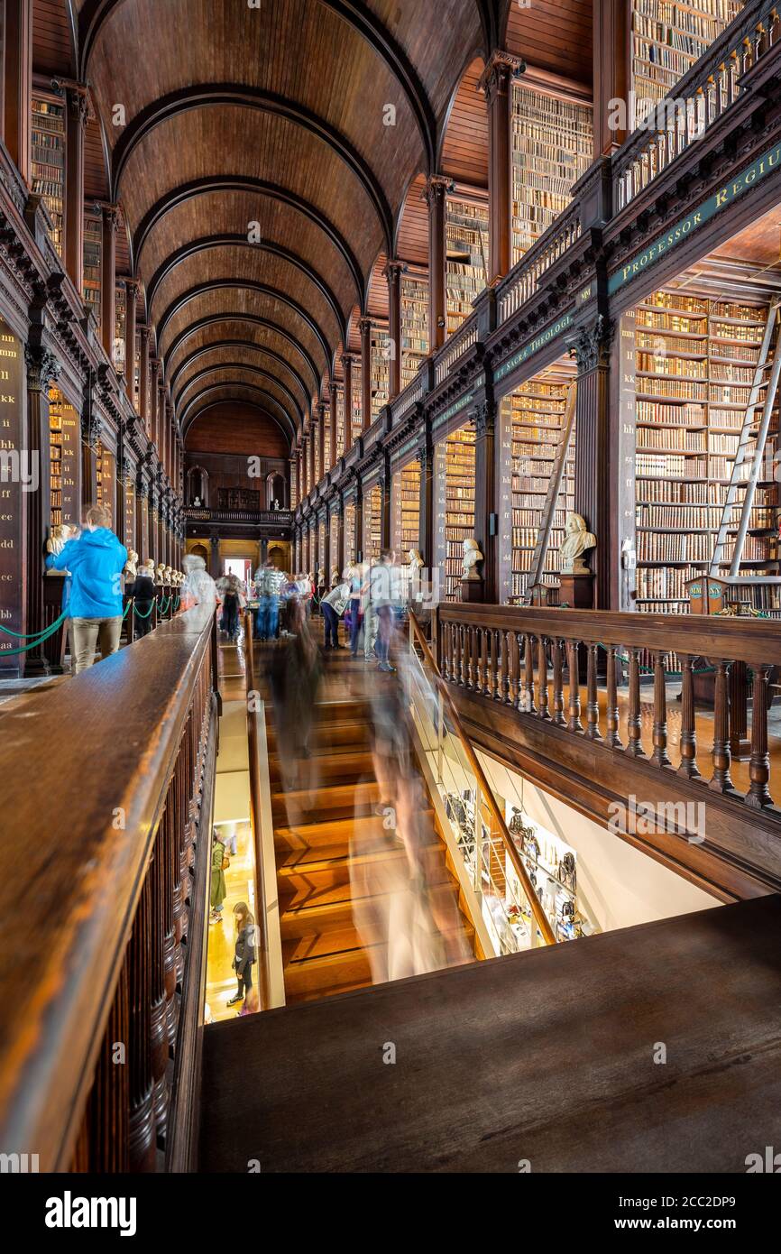 Vista dell'interno della biblioteca del Trinity College, Dublino, Irlanda, Europa. Foto Stock