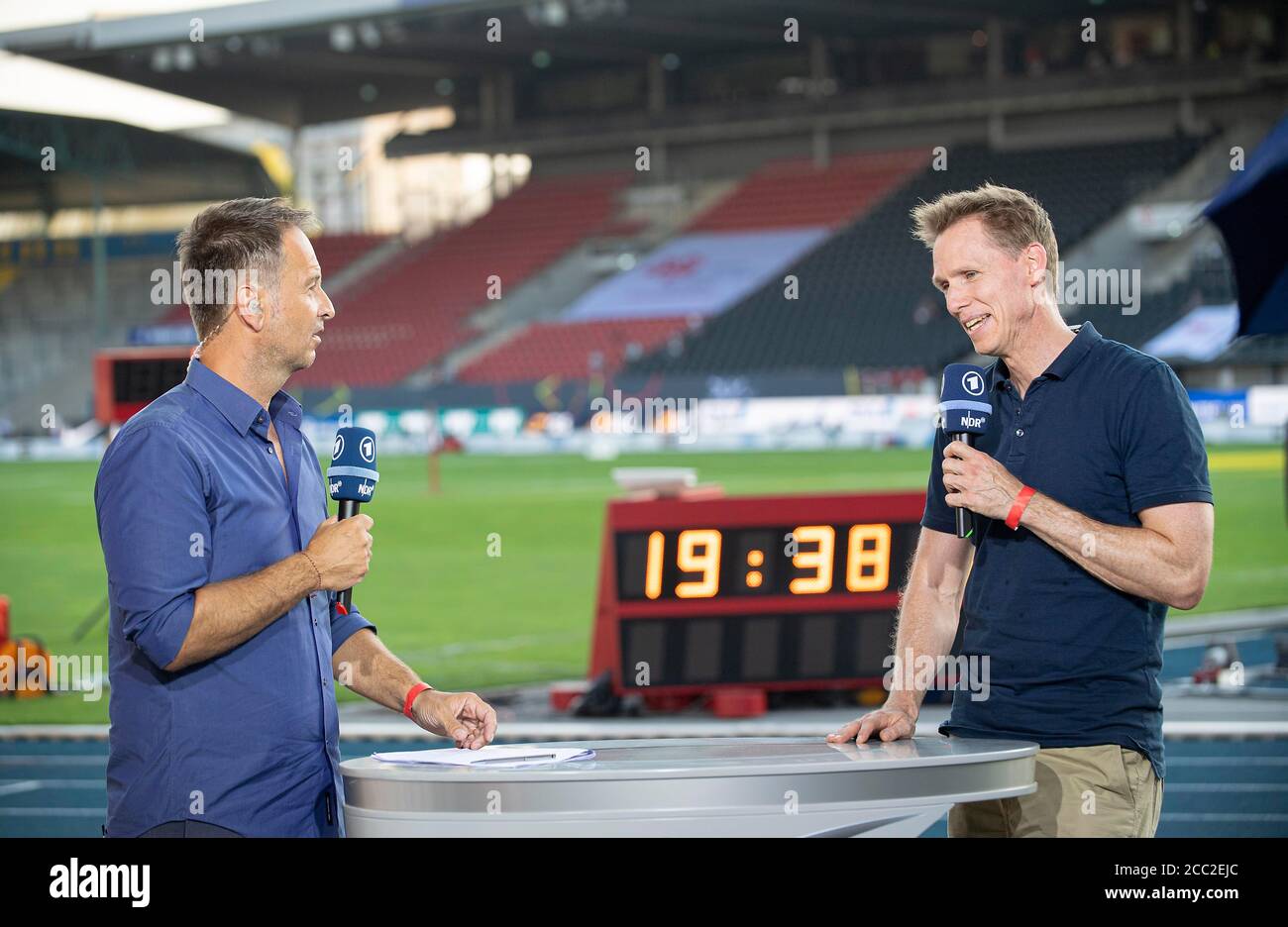 Braunschweig, Germania. 8 agosto 2020. Claus LUFEN, presentatore ARD/NDR, con Frank BUSEMANN r. (Ex Zehnkaempfer/esperto TV), televisione, TV, su 08.08.2020 campionati tedeschi di atletica 2020, dal 08.08. - 09.08.2020 a Braunschweig/Germania. Â | utilizzo in tutto il mondo Credit: dpa/Alamy Live News Foto Stock