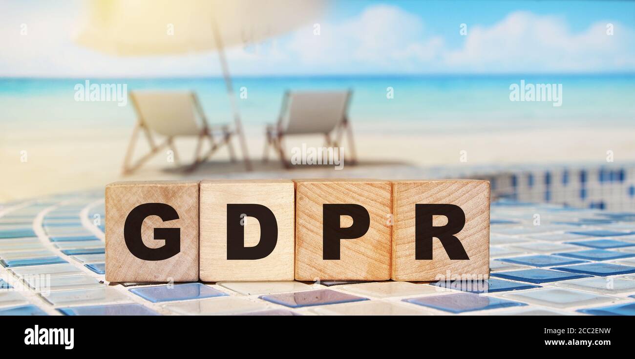 Figure in miniatura uomo d'affari : incontro sulle lettere del GDPR da parola di blocco di legno su sfondo di carta bianca, nel concetto di impresa e di società Foto Stock