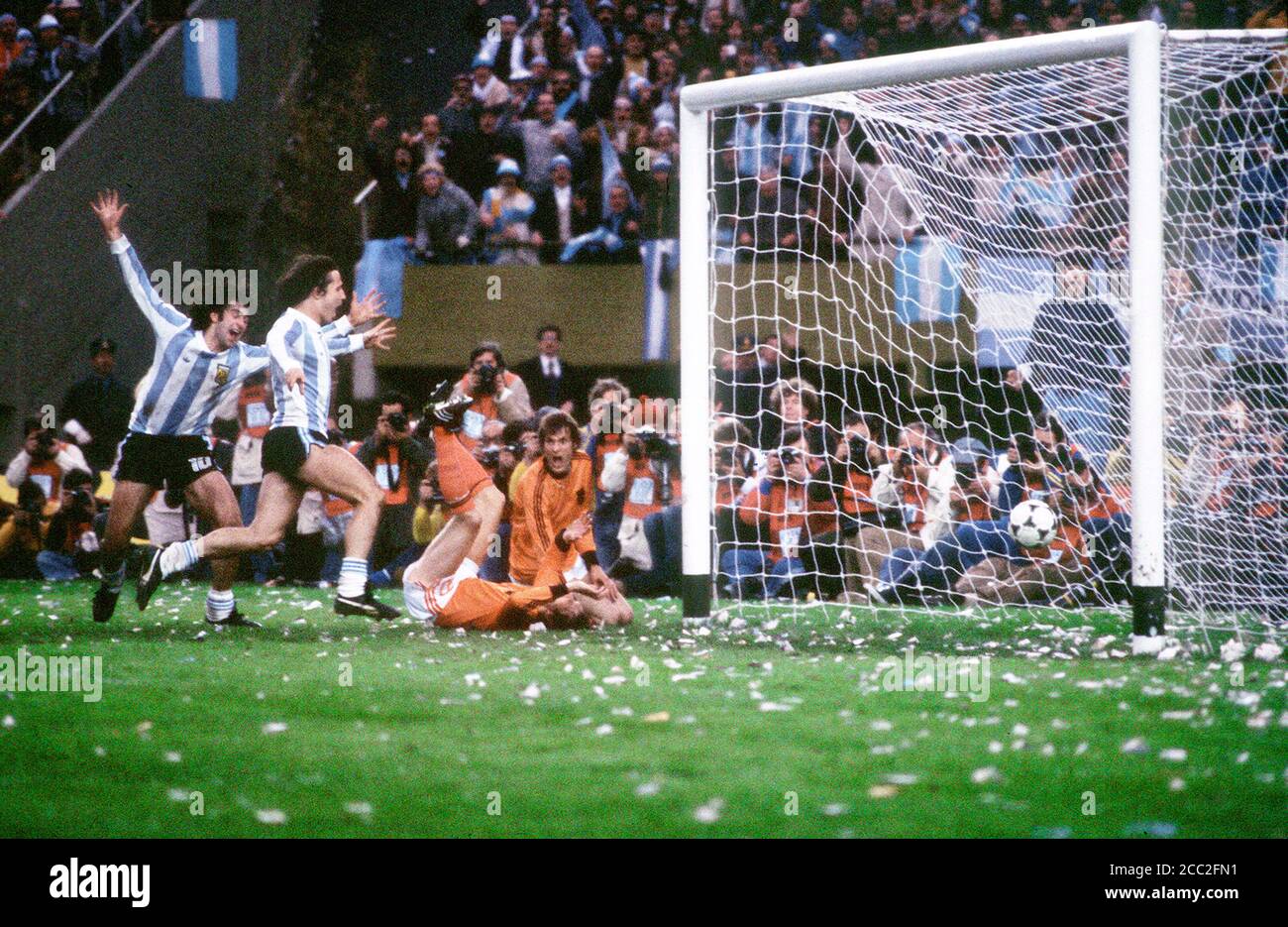 Mario Kempes segna il suo secondo obiettivo della partita finale della Coppa del mondo Argentina 1978 contro i Paesi Bassi, mentre Daniel Bertoni celebra Foto Stock