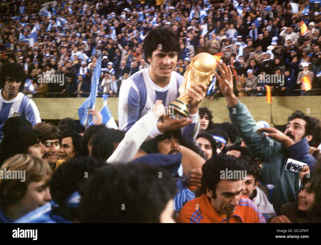 Daniel Passarella celebra la Coppa del mondo FIFA Argentina 1978, tenendo in mano il Trofeo della Coppa del mondo FIFA Foto Stock