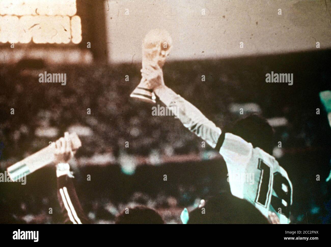 Daniel Passarella celebra la Coppa del mondo FIFA Argentina 1978, tenendo in mano il Trofeo della Coppa del mondo FIFA Foto Stock