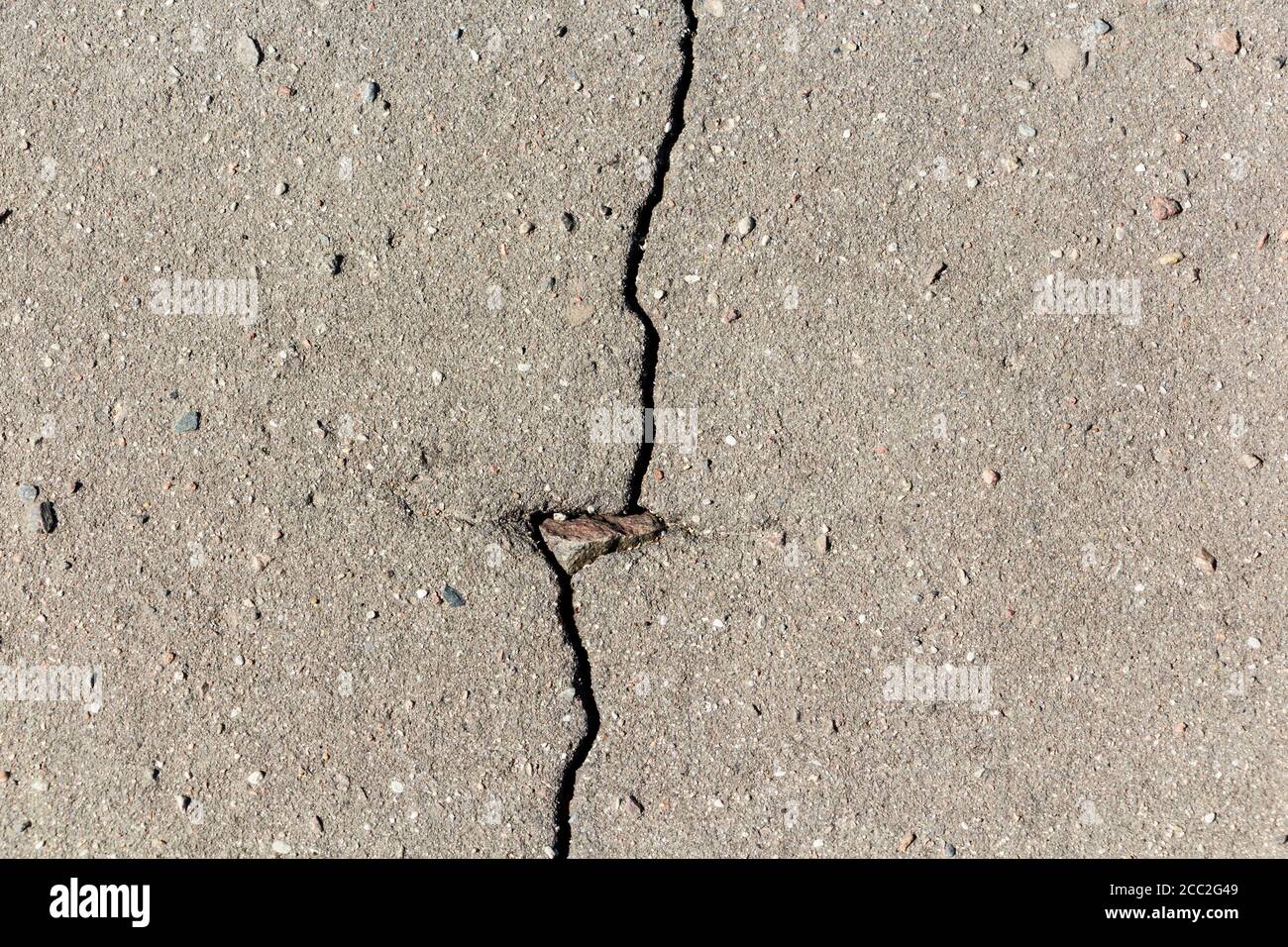 Asfalto con crepe che si irradiano sulla superficie. Foto Stock