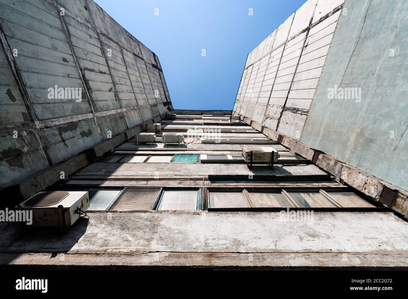 Vecchio edificio grigio alto senza persone in Ucraina Donbass fondo visualizza Foto Stock