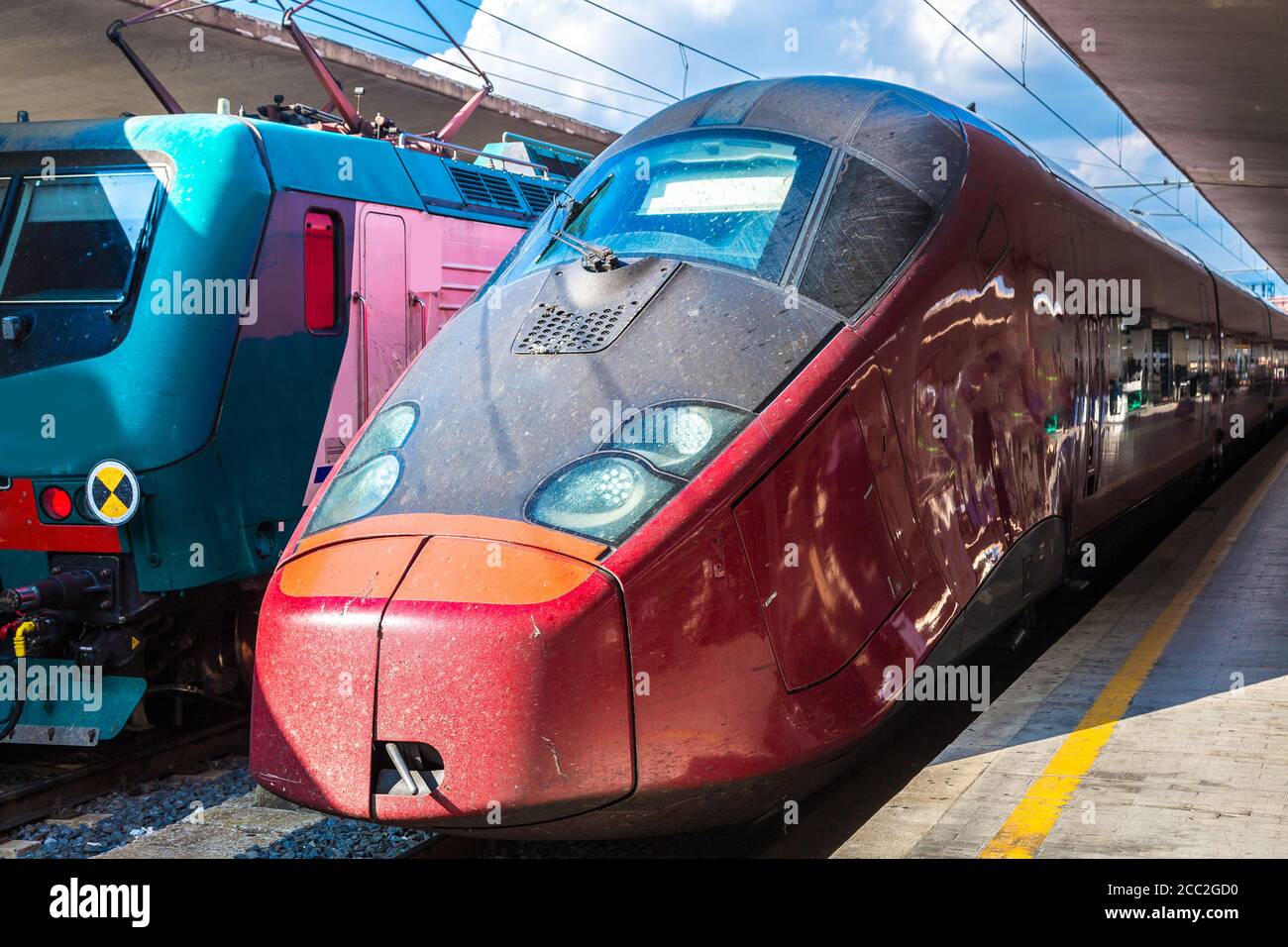 Treno moderno alla stazione ferroviaria di Firenze Santa Maria Novella in Italia Foto Stock