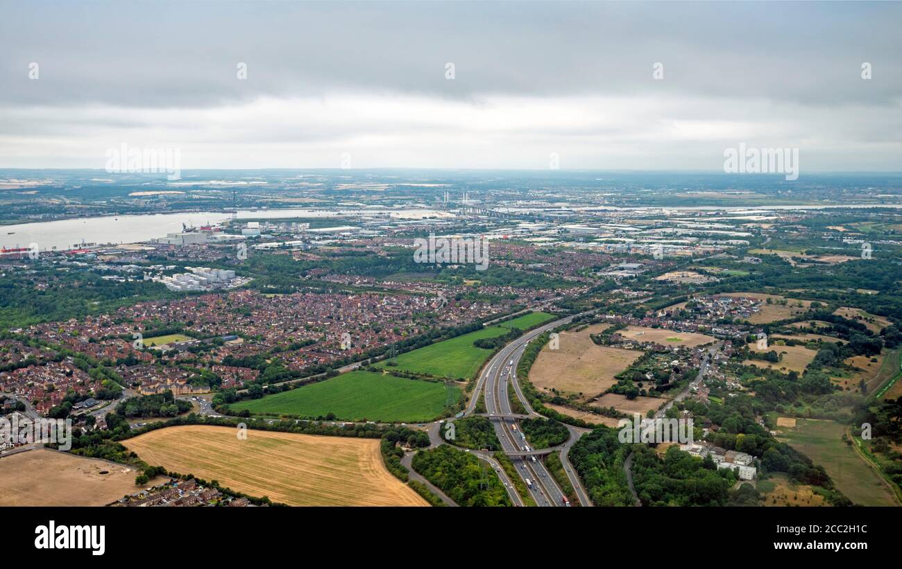 Vista aerea orizzontale dell'Essex con la A13 in primo piano e il ponte QEII o l'attraversamento di Dartford sullo sfondo. Foto Stock