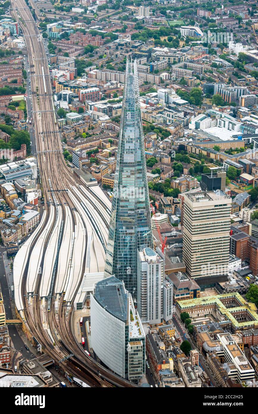 Vista aerea verticale del grattacielo Shard, del Guy's Hospital e della stazione del London Bridge recentemente rinnovata a Londra. Foto Stock