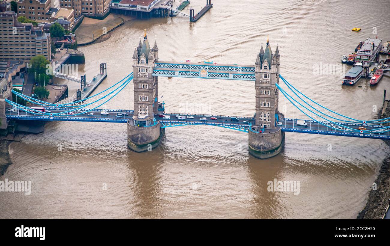 Vista aerea panoramica orizzontale del Tower Bridge che attraversa il Tamigi a Londra. Foto Stock