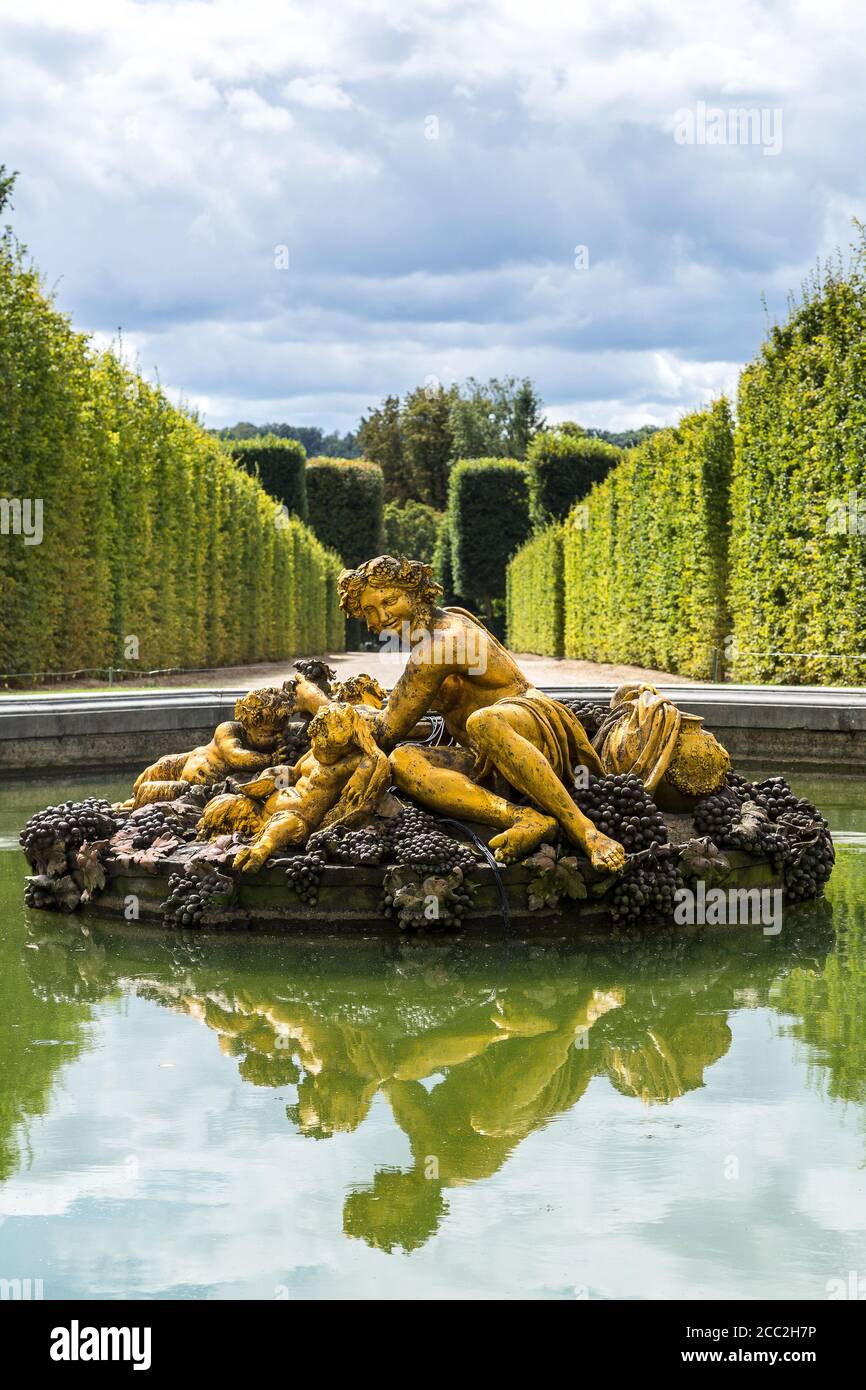 VERSAILLES, FRANCIA - 7 agosto 2014: Fontana nei giardini del Palazzo di Versailles in una giornata estiva in Francia il 7 agosto 2014, Francia. Foto Stock