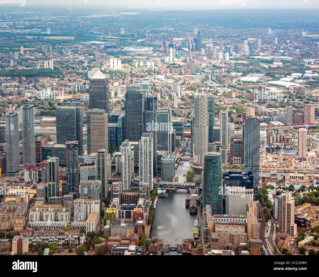 Vista aerea orizzontale dei grattacieli di Canary Wharf e dello stadio olimpico su Londra. Foto Stock