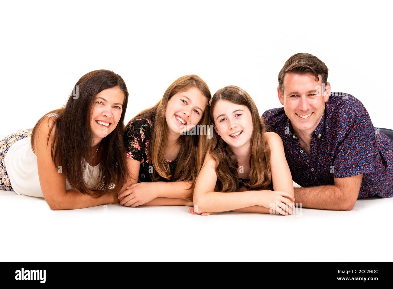 Ritratto orizzontale di una giovane famiglia su sfondo bianco in studio o chiave alta. Foto Stock