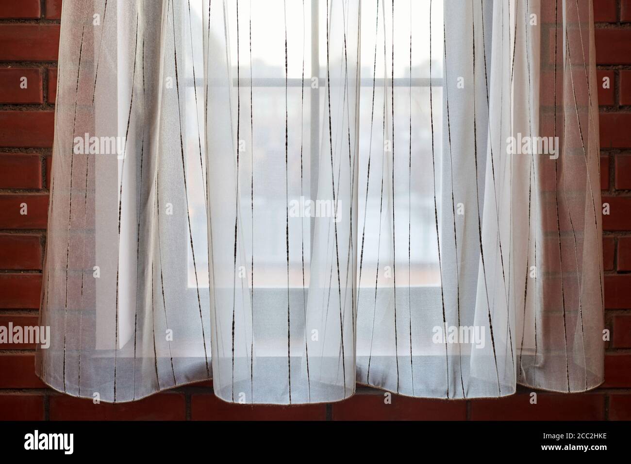 Tende da finestra in appartamenti loft. Tende bianche traslucide in camera  da letto moderna, spazio copia Foto stock - Alamy