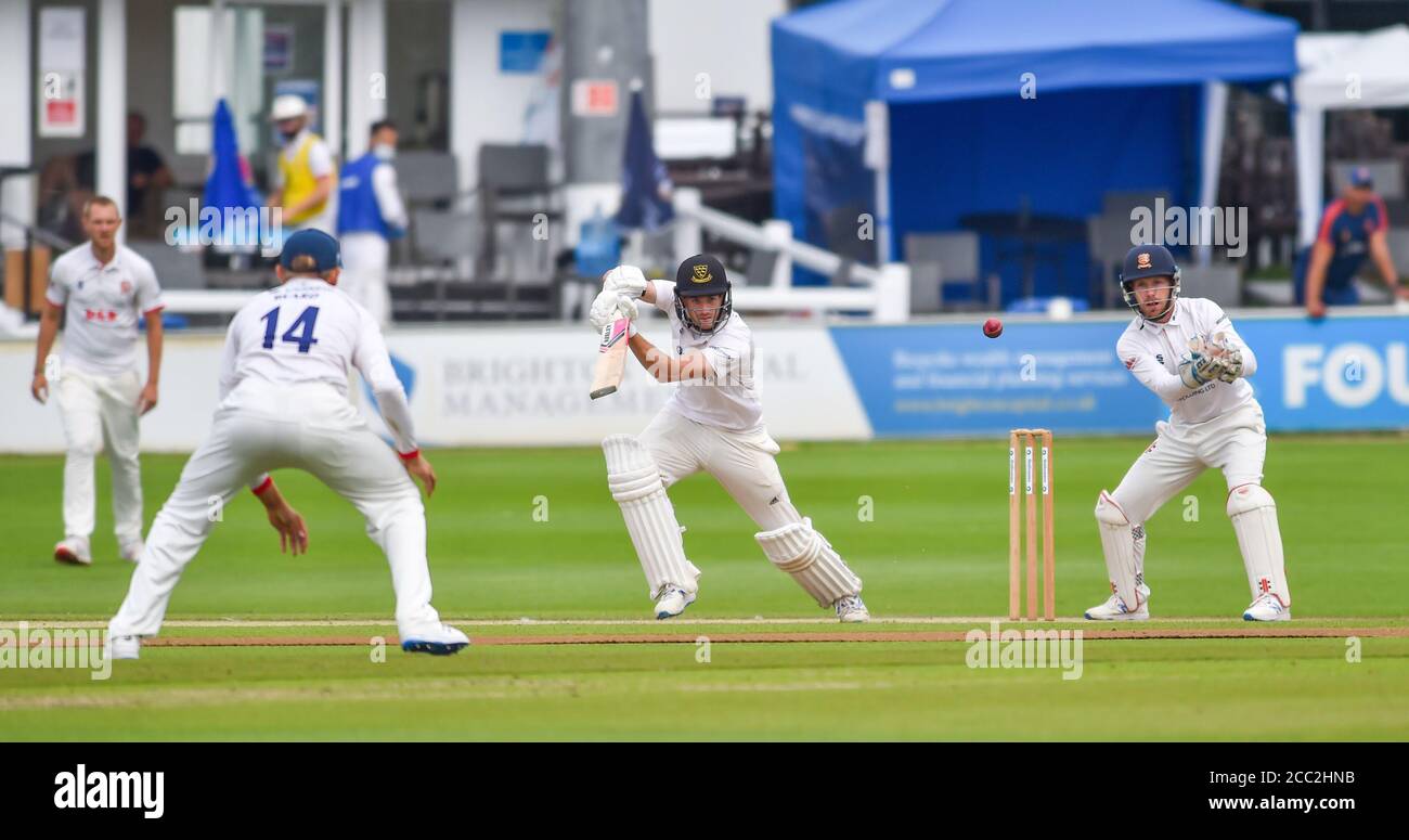 Hove UK 17 agosto 2020 - George Garton battendo per Sussex durante il 3° giorno della partita di cricket del Bob Willis Trophy tra Sussex ed Essex che si svolge a porte chiuse senza tifosi che partecipano al 1° terreno della Contea Centrale di Hove : Credit Simon Dack / Alamy Live News Foto Stock