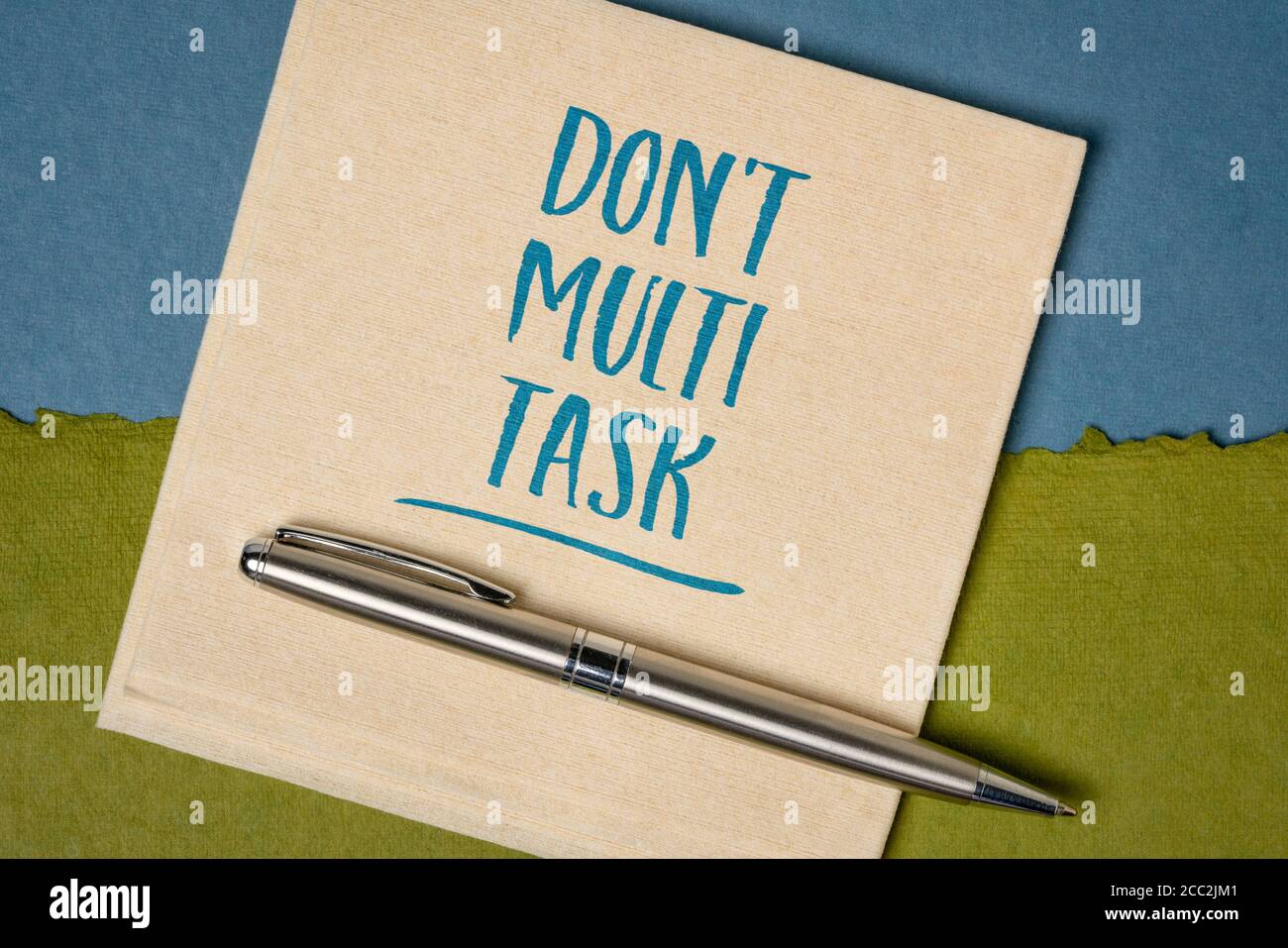 non fare multitasking - efficienza consiglio o promemoria - calligrafia su un concetto di tovagliolo, business e sviluppo personale Foto Stock