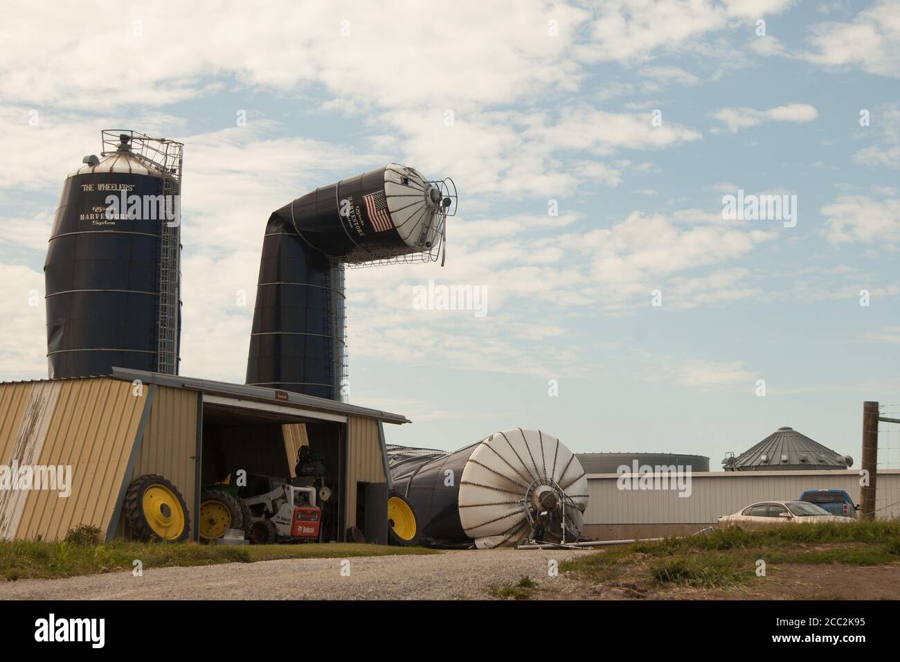 Cedar Rapids, Iowa, Stati Uniti. 16 agosto 2020. 16 agosto 2020: La comunità agricola è stata colpita molto duramente dopo che una tempesta è scoppiata lunedì 10 agosto. Questa è una delle molte aziende agricole distrutte nella contea di Benton. Cedar Rapids e molte delle contee circostanti sono state colpite da un derecho il 10 agosto. Quasi una settimana più tardi, e molte persone sono ancora senza potere, alcuni dormono in tende e luoghi senza aria condizionata e acqua calda, sperando che la nazione presterà attenzione a ciò che sta accadendo lì. La comunità si è riunita per aiutarsi a vicenda, poiché ricevono pochissimo fuori dal suo Foto Stock