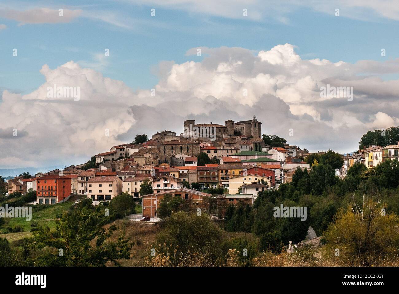 Vista sullo storico borgo italiano di Torella di Sannio in Molise, costruito su una collina Foto Stock