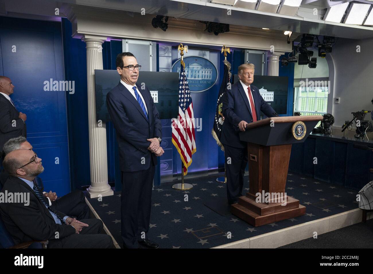 Washington, Stati Uniti d'America. 10 agosto 2020. Il presidente Donald J. Trump ascolta come il segretario al Tesoro Steven Mnuchin risponde a una reporterÕs domanda durante una conferenza stampa lunedì 10 agosto 2020, nella Sala di Briefing per la stampa di James S. Brady della Casa Bianca persone: Il presidente Donald Trump Credit: Storms Media Group/Alamy Live News Foto Stock