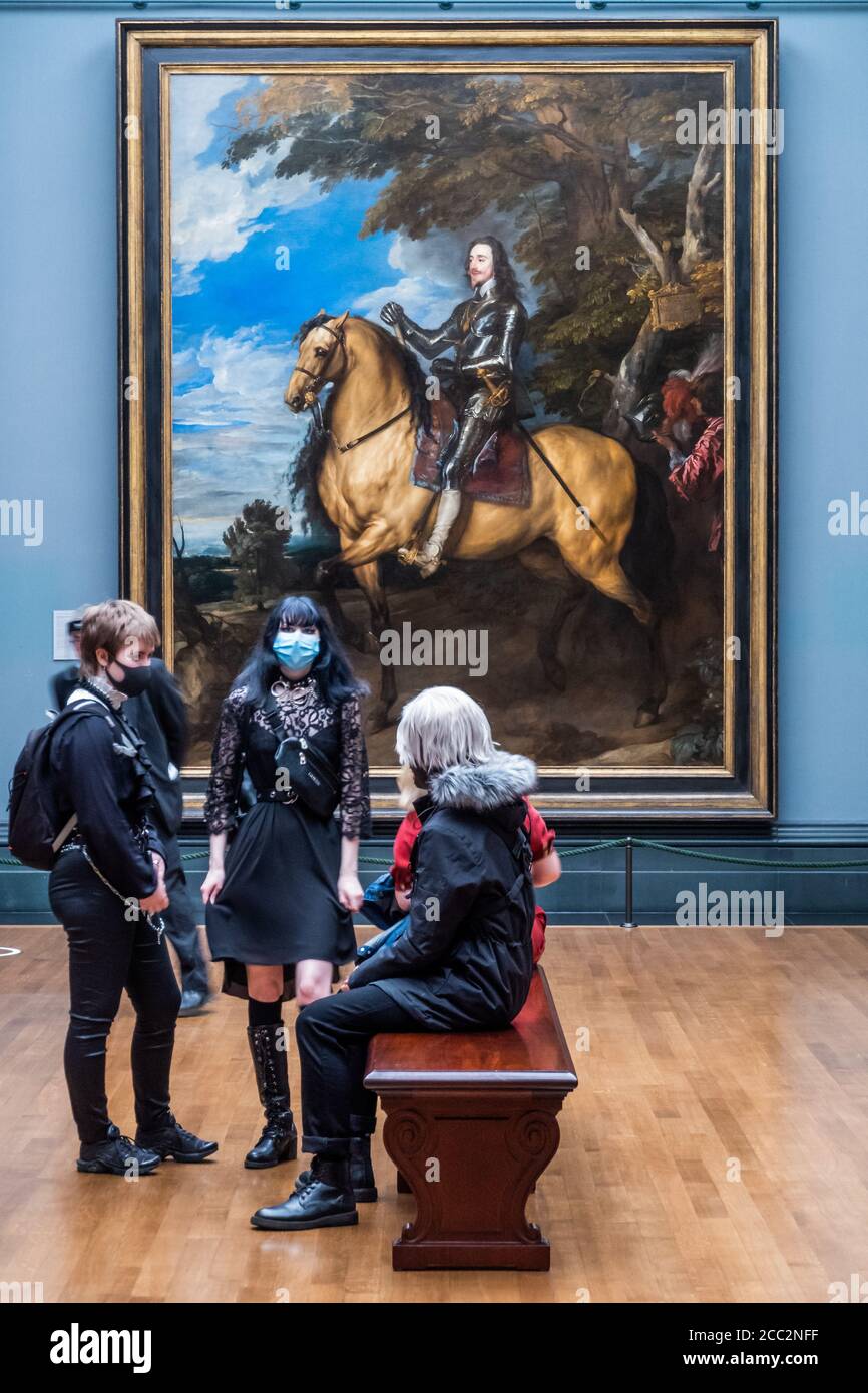 Londra, Regno Unito. 17 agosto 2020. La Galleria Nazionale è ora aperta e ha un flusso costante di visitatori utilizzando i biglietti orari per l'ingresso. Una volta dentro c'è l'allontanamento sociale, un sistema unidirezionale e altre precauzioni. Il "blocco" continua per l'epidemia di Coronavirus (Covid 19) a Londra. Credit: Guy Bell/Alamy Live News Foto Stock