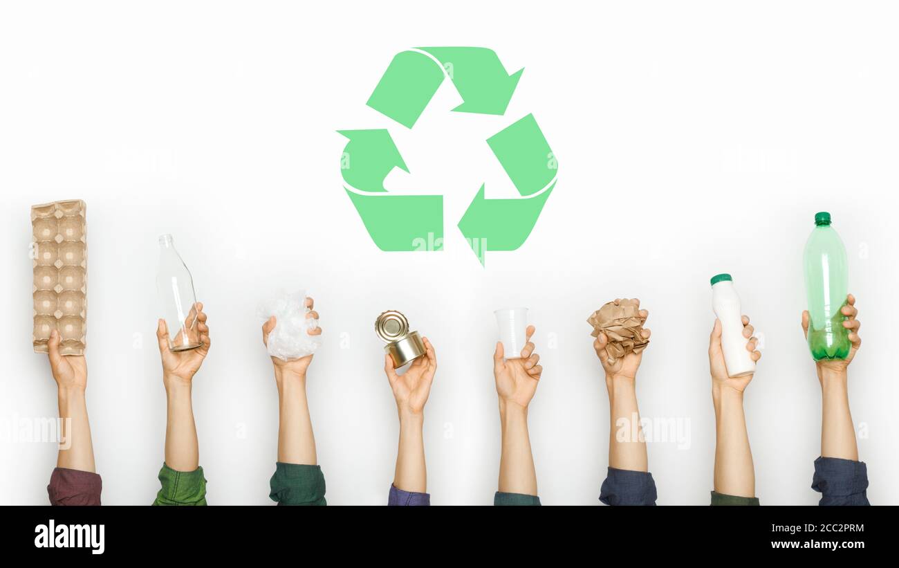 Ecologia umana mano che tiene roba per riciclare Foto Stock