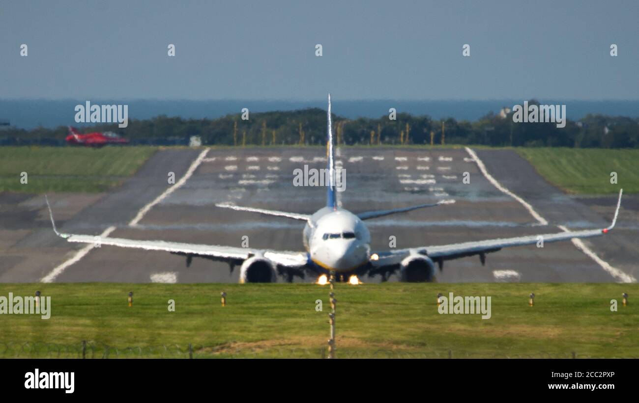 Prestwick, Scozia, Regno Unito. 15 agosto 2020 nella foto: L'aereo della freccia rossa di riserva visto decollo da Prestwick 20 minuti dietro il resto dello squadrone. Il 75° anniversario del VJ Day (la vittoria in Giappone) che celebra la fine della seconda guerra mondiale, il team di visualizzazione acrobatica delle frecce rosse della Royal Airforce (RAF) si è visto decollo dall'aeroporto internazionale di Prestwick, in viaggio verso Belfast per la prossima tappa del loro prossimo volo, Alla fine terminerà a Londra più tardi questa sera per un sorvolo. Credit: Colin Fisher/Alamy Live News. Foto Stock