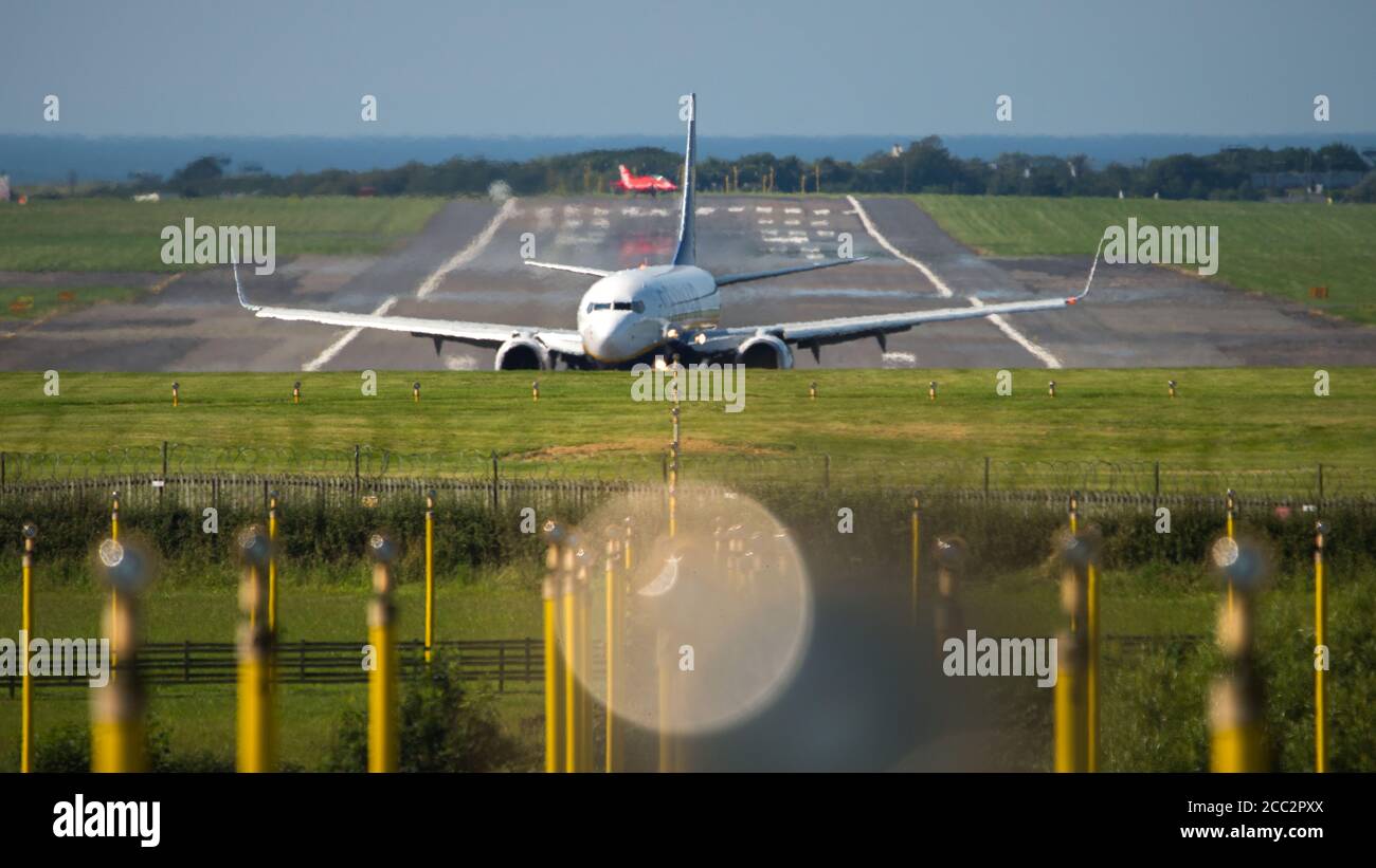 Prestwick, Scozia, Regno Unito. 15 agosto 2020 nella foto: L'aereo della freccia rossa di riserva visto decollo da Prestwick 20 minuti dietro il resto dello squadrone. Il 75° anniversario del VJ Day (la vittoria in Giappone) che celebra la fine della seconda guerra mondiale, il team di visualizzazione acrobatica delle frecce rosse della Royal Airforce (RAF) si è visto decollo dall'aeroporto internazionale di Prestwick, in viaggio verso Belfast per la prossima tappa del loro prossimo volo, Alla fine terminerà a Londra più tardi questa sera per un sorvolo. Credit: Colin Fisher/Alamy Live News. Foto Stock