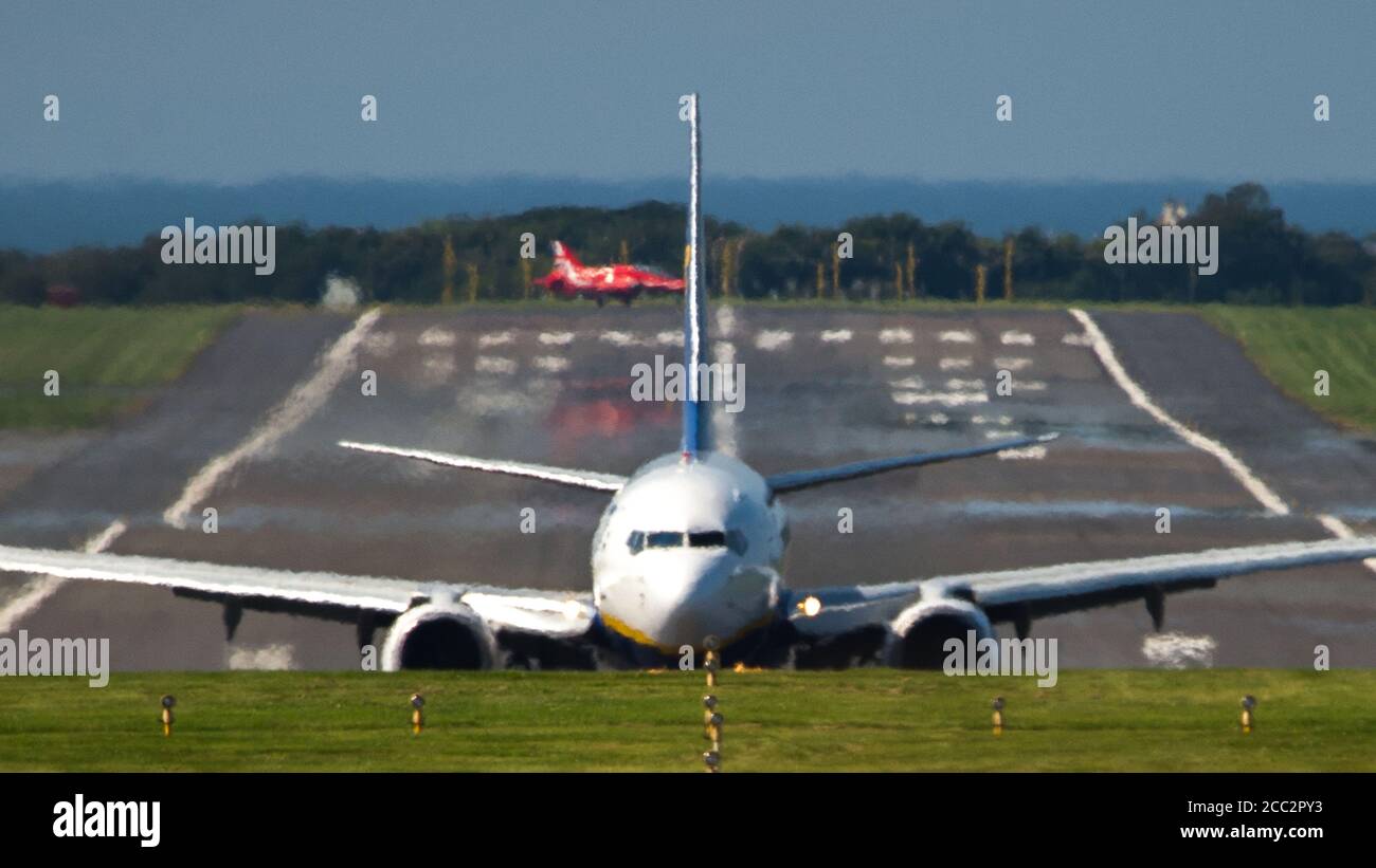 Prestwick, Scozia, Regno Unito. 15 agosto 2020 nella foto: L'aereo della freccia rossa di riserva visto decollo da Prestwick 20 minuti dietro il resto dello squadrone. Il 75° anniversario del VJ Day (la vittoria in Giappone) che celebra la fine della seconda guerra mondiale, il team di visualizzazione acrobatica delle frecce rosse della Royal Airforce (RAF) si è visto decollo dall'aeroporto internazionale di Prestwick, in viaggio verso Belfast per la prossima tappa del loro prossimo volo, Alla fine terminerà a Londra più tardi questa sera per un sorvolo. Credit: Colin Fisher/Alamy Live News. Foto Stock