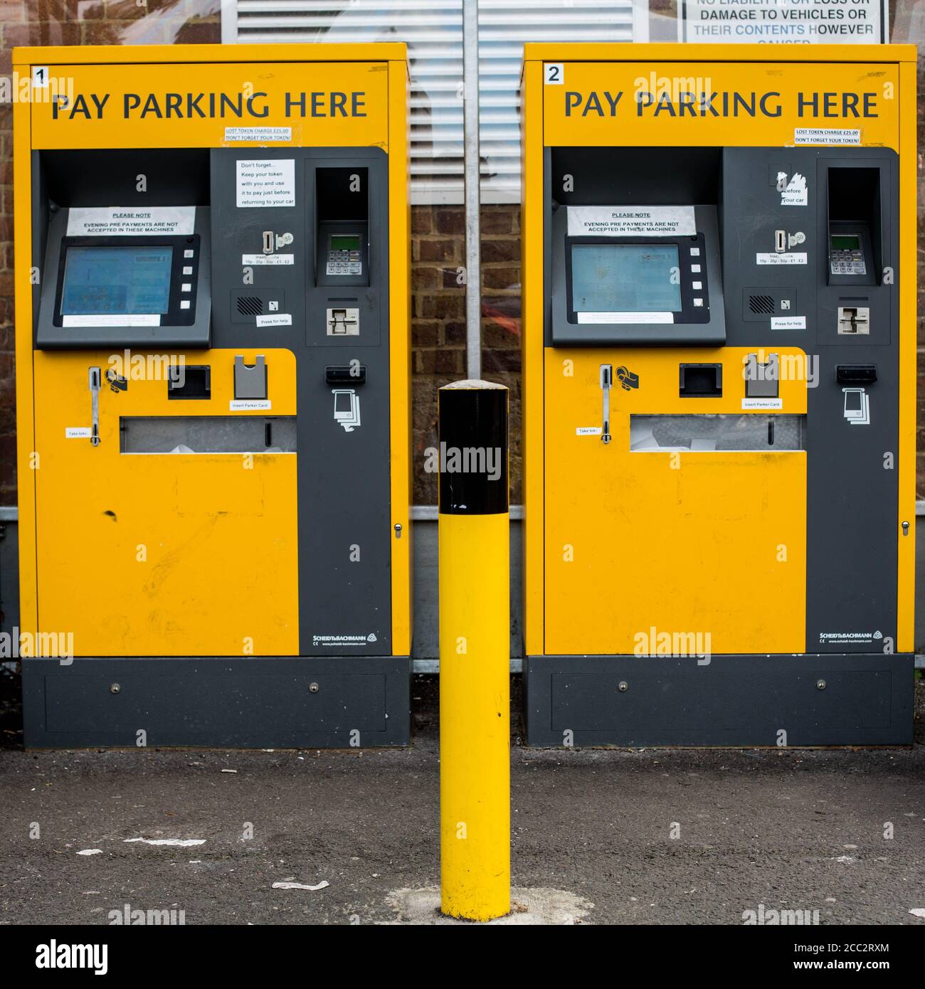 Parcheggio pubblico macchina Yellow Payment senza persone Foto Stock