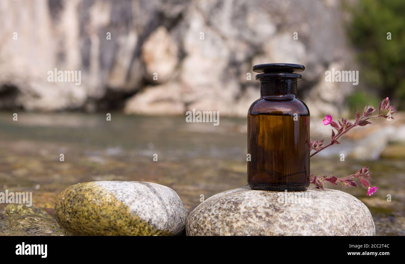Concetto di medicina alternativa di erbe, olio di cbd, industria farmaceutica. Foto Stock