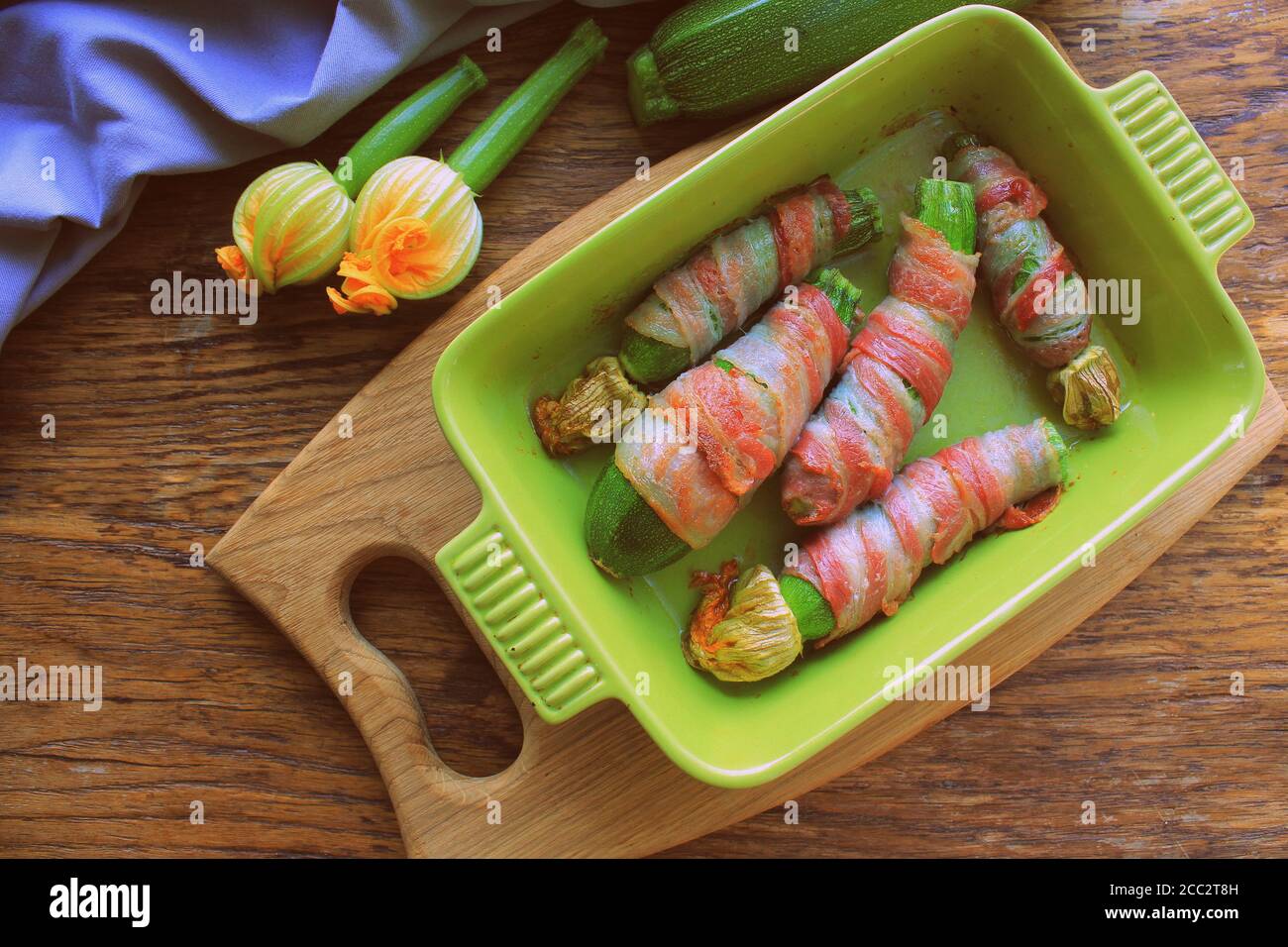 Patate fritte grigliate di zucchine avvolte in una pancetta Foto Stock