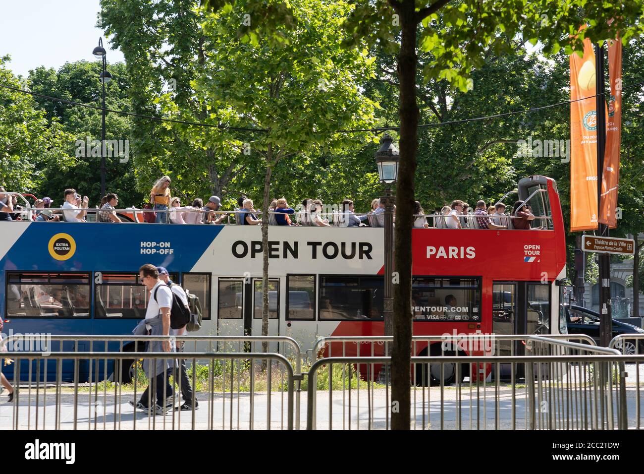 Tour in autobus con bandiera francese a Parigi. Visitatori sul tetto dell'autobus turistico, alberi verdi in giornata di sole. Parigi - Francia, 31. Maggio 2019 Foto Stock