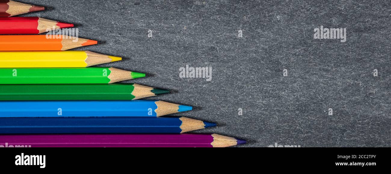 Matite colorate su sfondo ardesia. Disegno e banner d'arte. Foto Stock