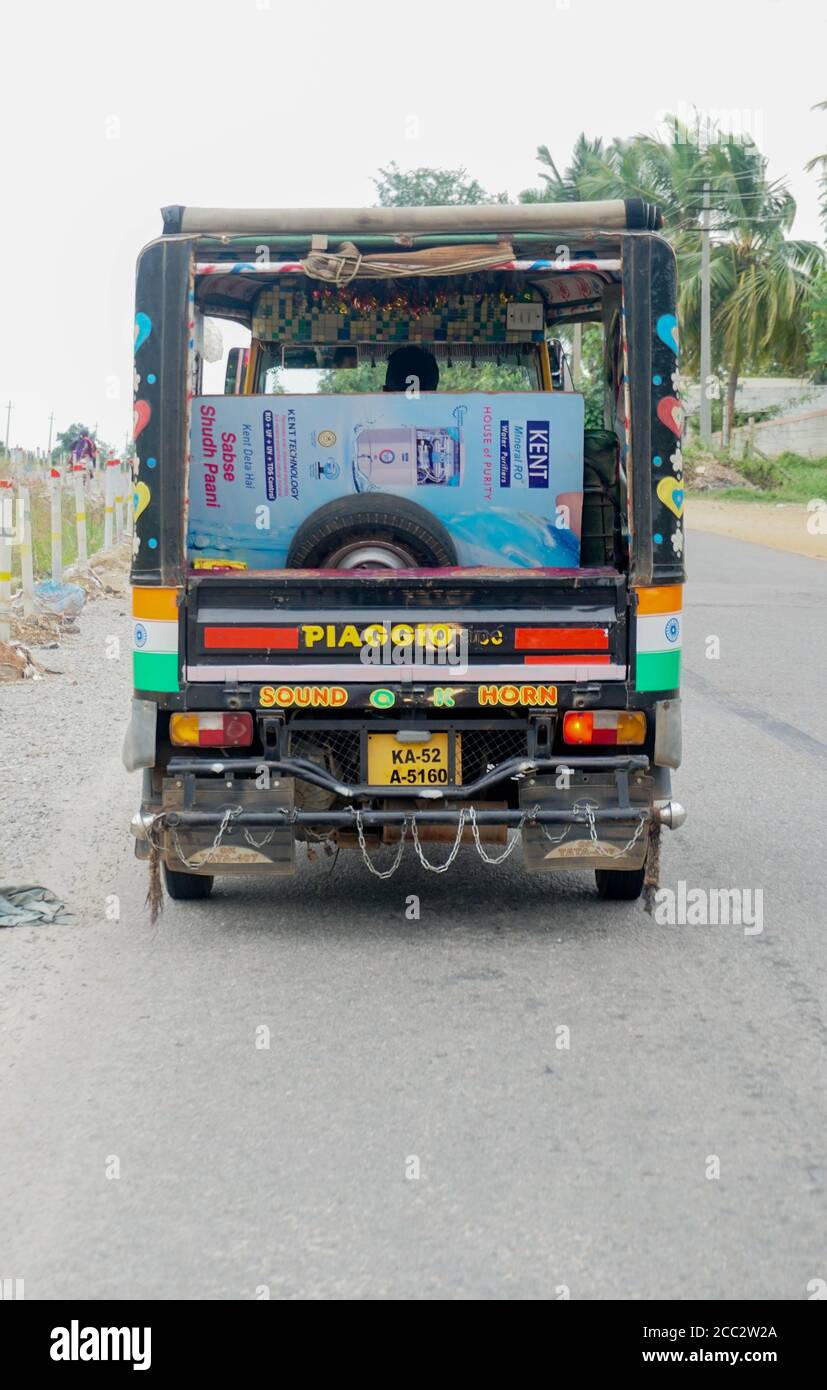 16-08-2020, Kanakapura, Karnataka/Indian: Auto indiana su strada Foto Stock