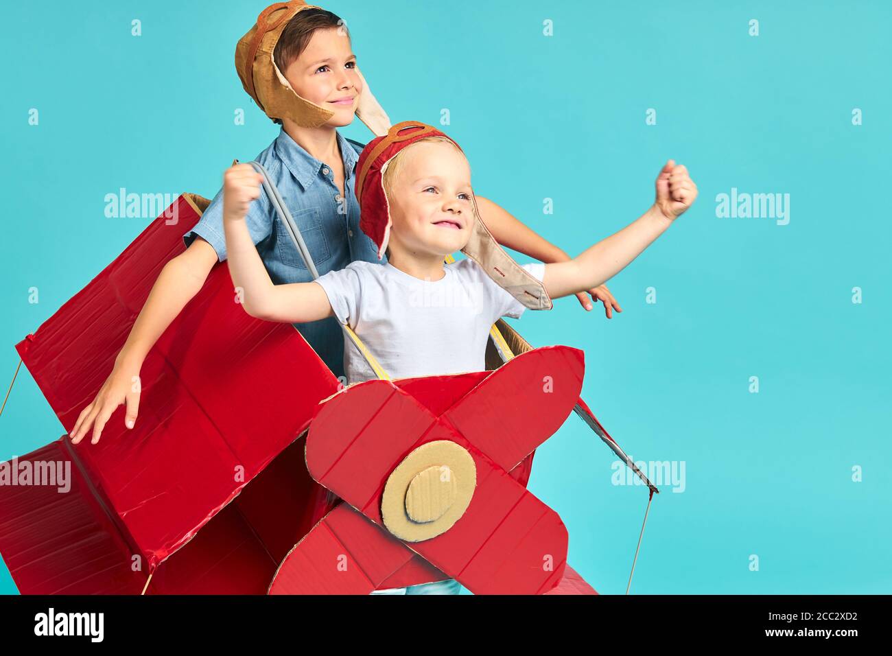 Aereo, concetto di aviazione. Due ragazzi interessati agli aeroplani, immaginate un volo in cielo blu insieme. Foto Stock