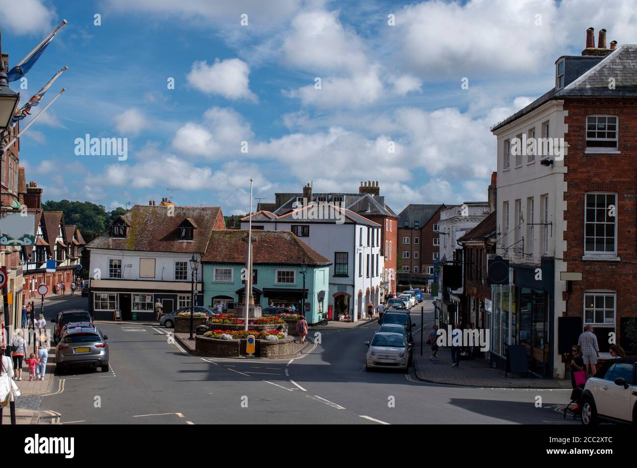 Arundel, West Sussex, Regno Unito, 17 agosto 2020. Il centro di Arundel si affaccia sulla tradizionale area dello shopping con edifici storici e negozi tradizionali. Foto Stock