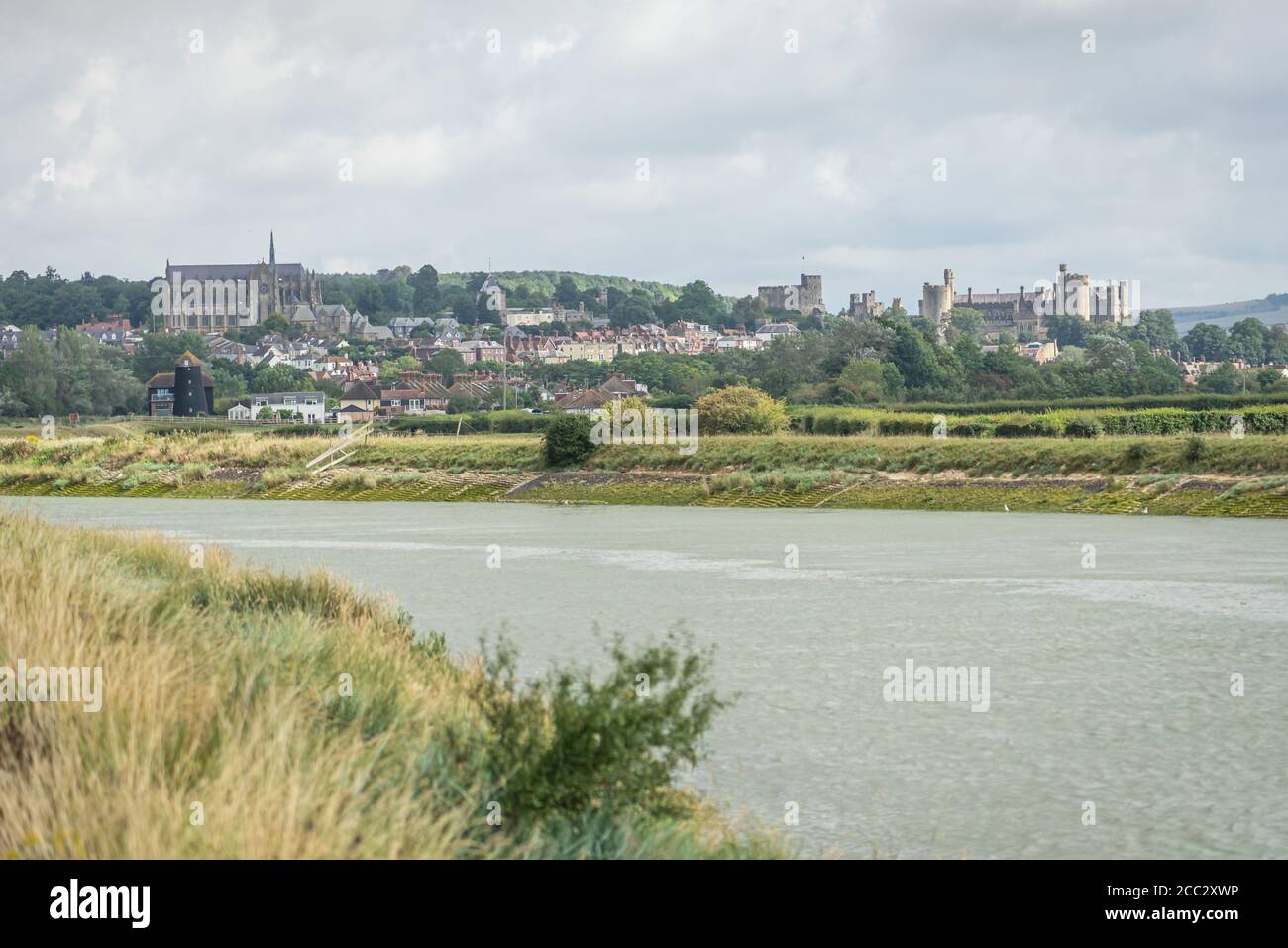 L'antica città di Arundel dalle rive del Fiume Arun Foto Stock