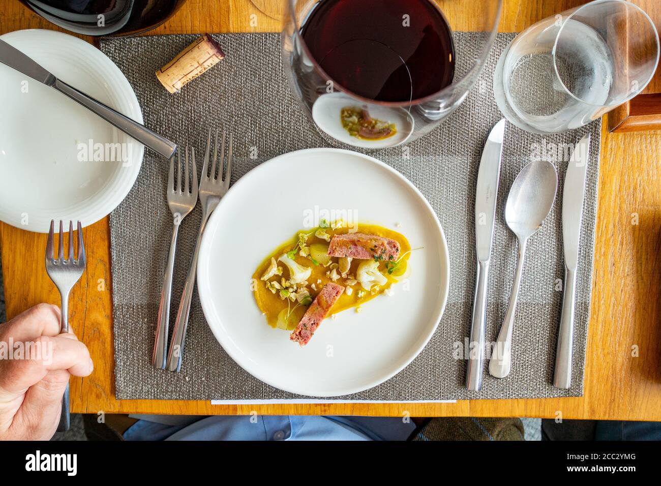 Craig Millar @ 16 West End St Monans, Fife, Scozia. Prosciutto con piccalilli, mela, crackling e cavolfiore sottaceto Foto Stock