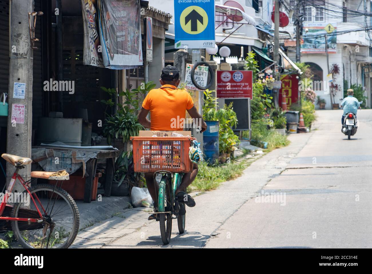 SAMUT PRAKAN, THAILANDIA, Apr 27 2020, un uomo con cesto in bicicletta su una strada locale la domenica a mezzogiorno Foto Stock
