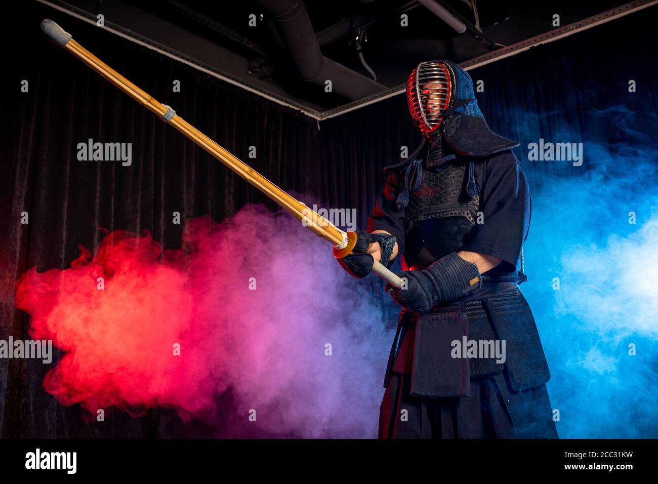 combattente caucasico maturo in abito con spada di bambù shinai , pratica lotta prima delle competizioni. arte marziale giapponese tradizionale concetto. isol Foto Stock