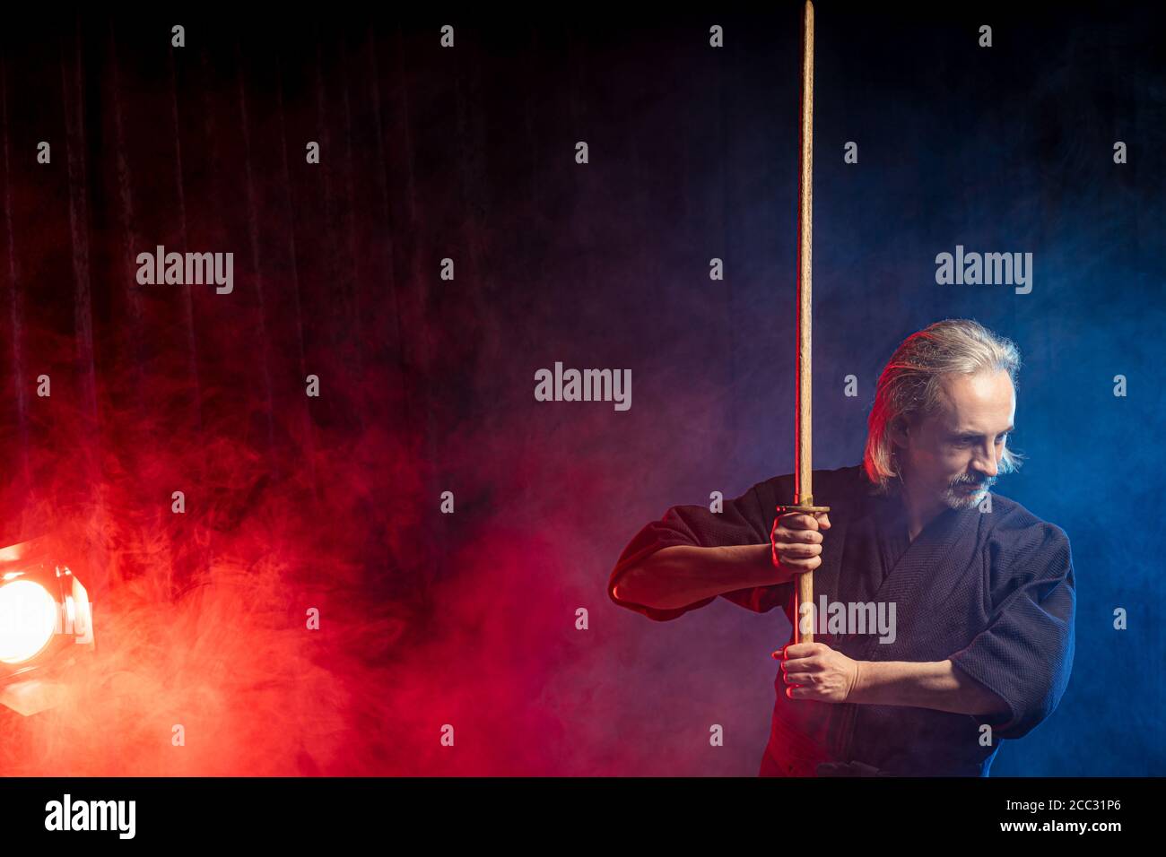 combattente caucasico maturo in abito con spada di bambù shinai , pratica lotta prima delle competizioni. arte marziale giapponese tradizionale concetto. isol Foto Stock