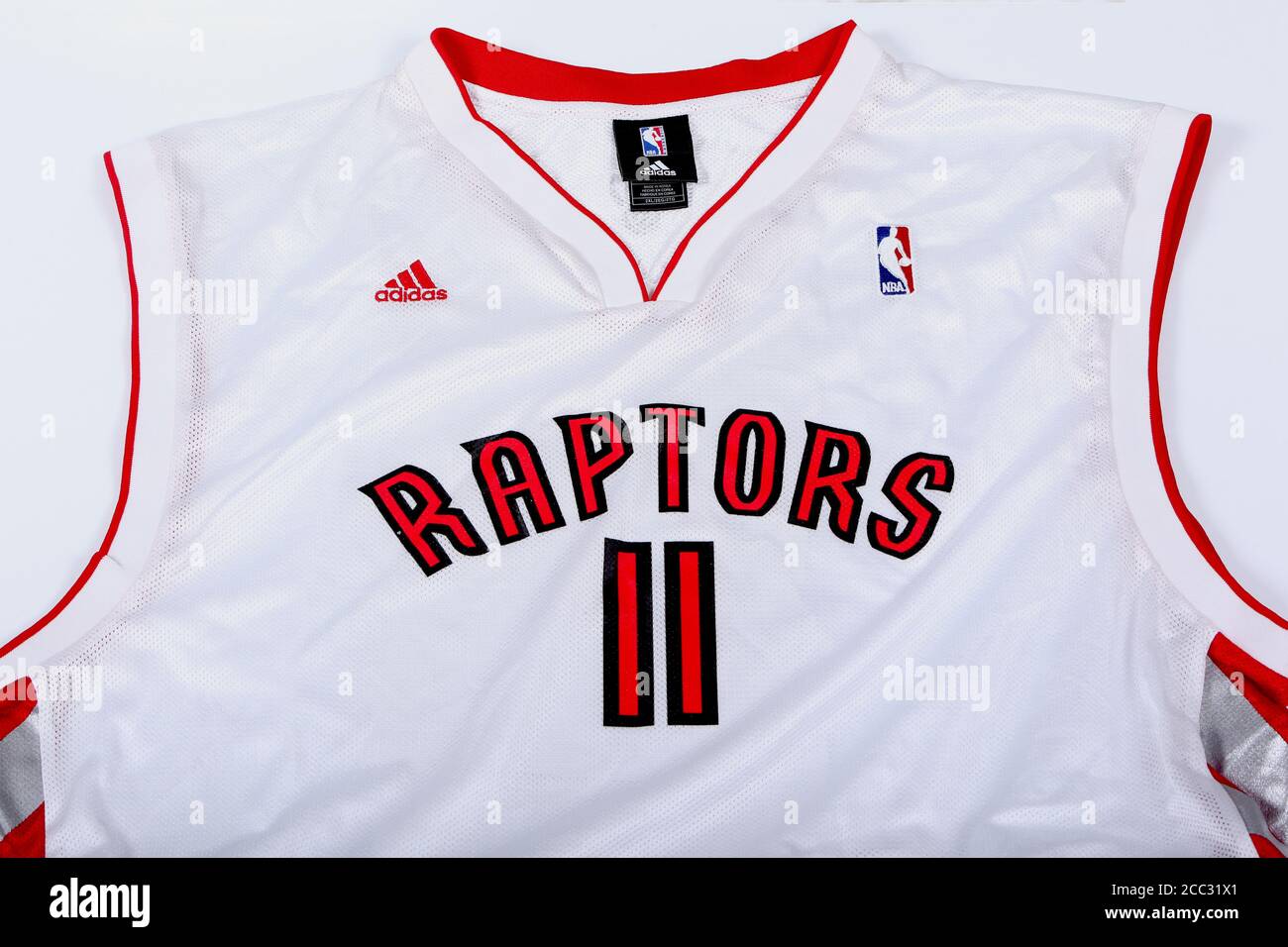 White Toronto Raptors Jersey Adidas numero 11 di TJ Ford prima di essere scambiato a San Antonio Foto stock Alamy