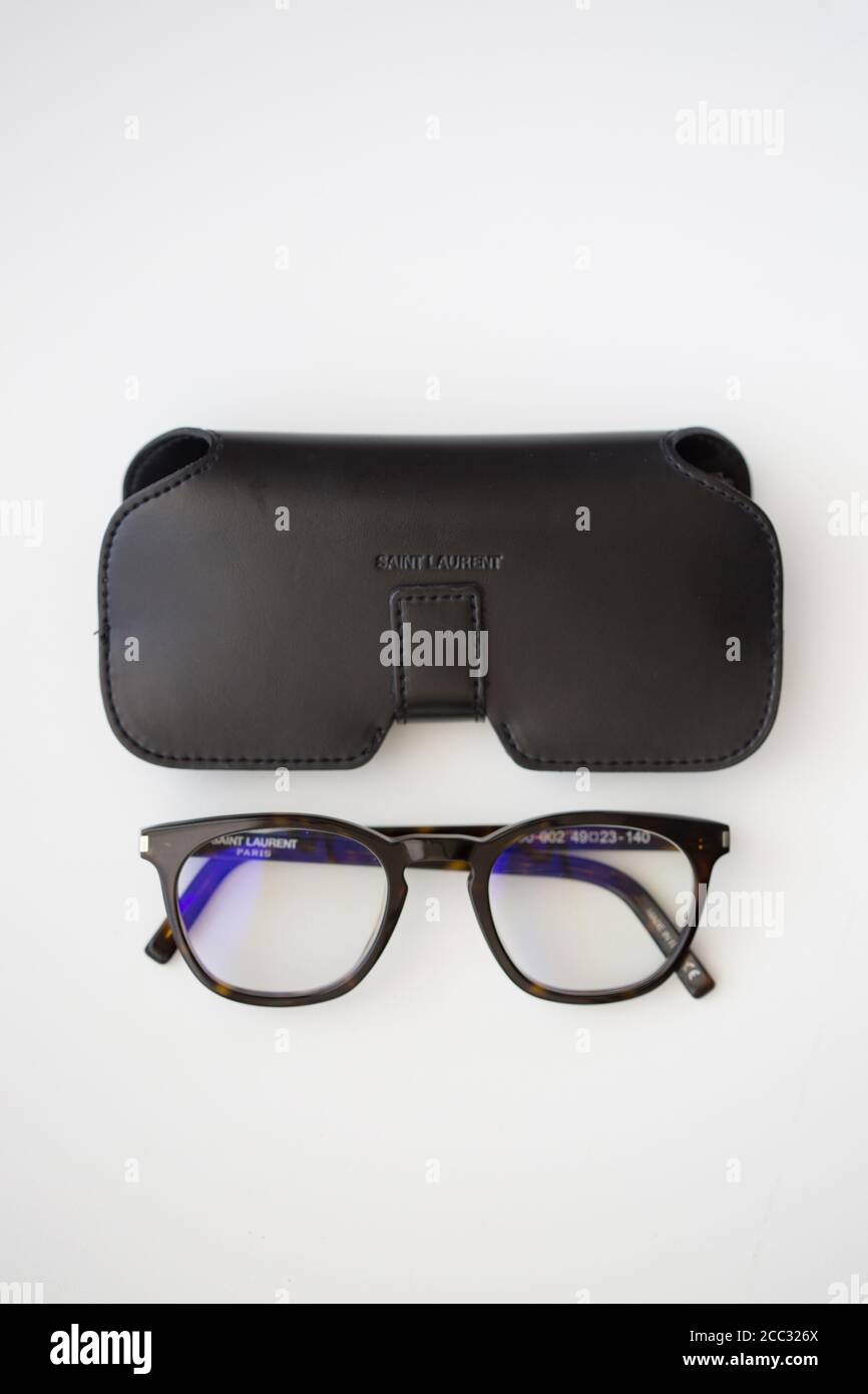 Naso e occhiali comici immagini e fotografie stock ad alta risoluzione -  Alamy