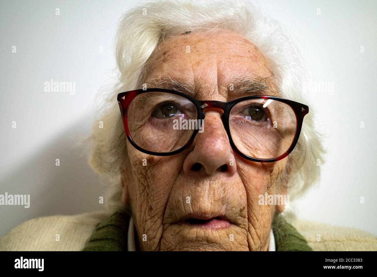 Donna che soffre di degenerazione maculare legata all'età Foto Stock