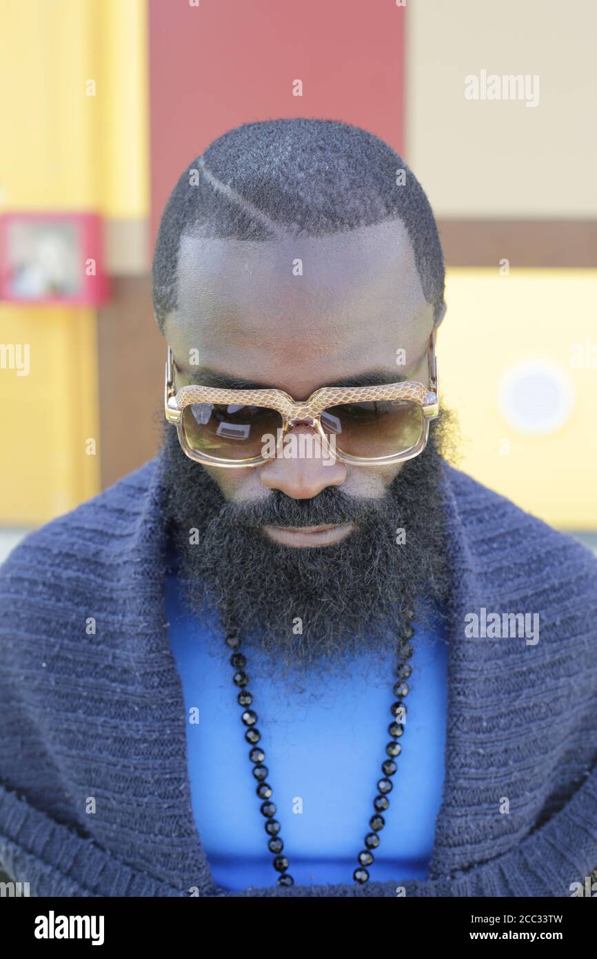 Gli uomini portano con gli occhiali Foto Stock